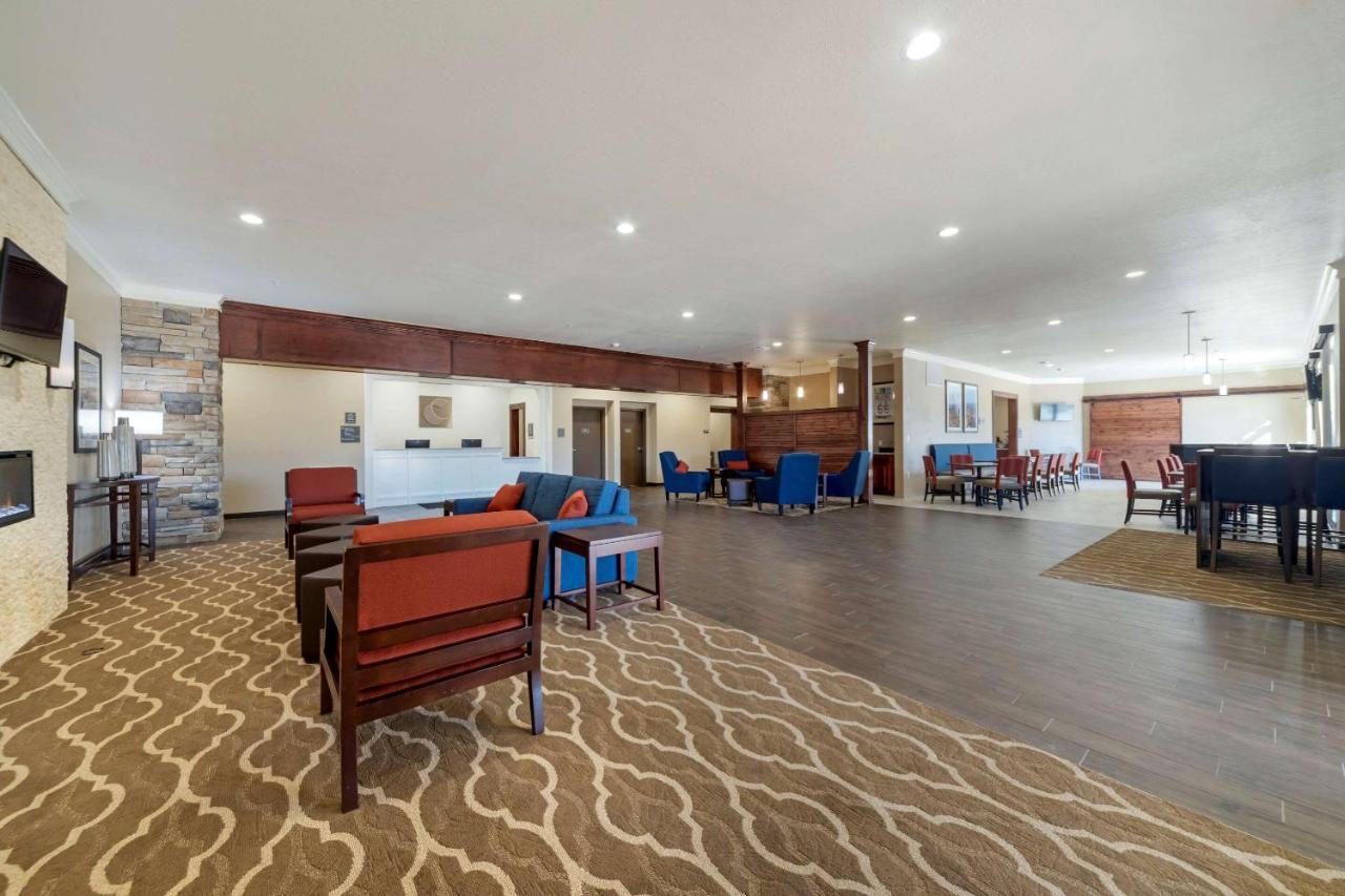 Comfort Inn & Suites Harrah Choctaw Bagian luar foto