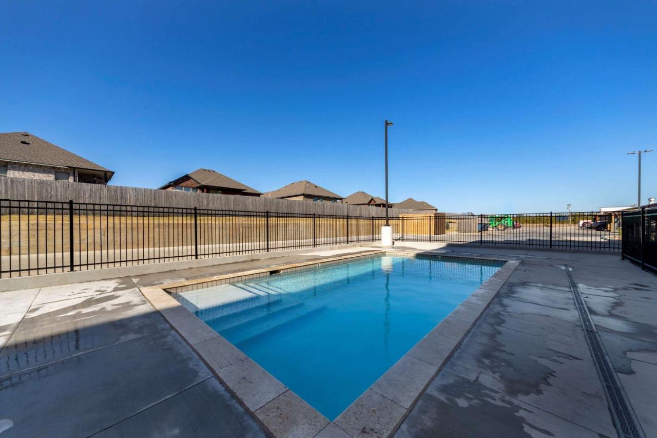 Comfort Inn & Suites Harrah Choctaw Bagian luar foto