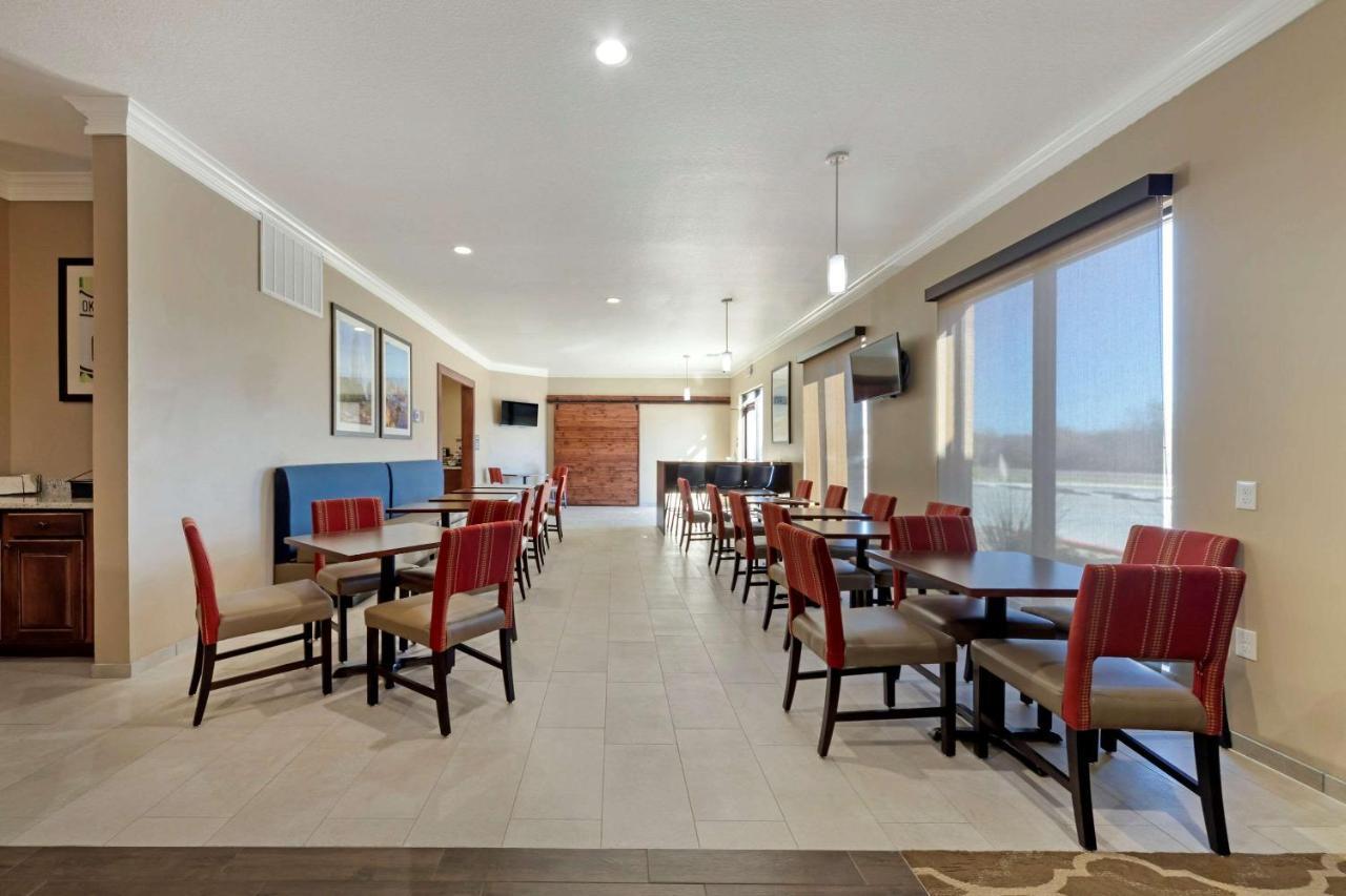 Comfort Inn & Suites Harrah Choctaw Bagian luar foto